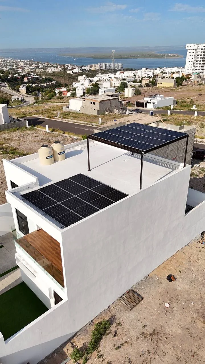 Vista aérea en ángulo del proyecto solar Altus en La Paz