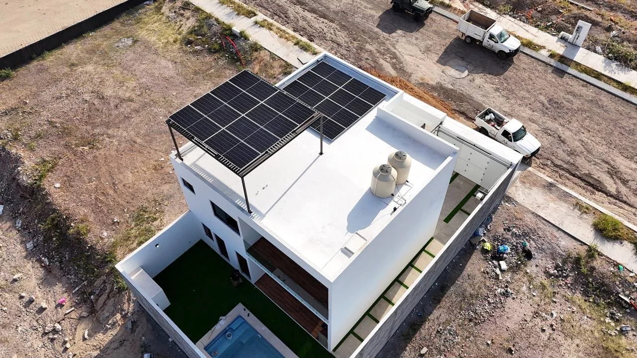 Vista aérea cercana del arreglo fotovoltaico instalado en Altus