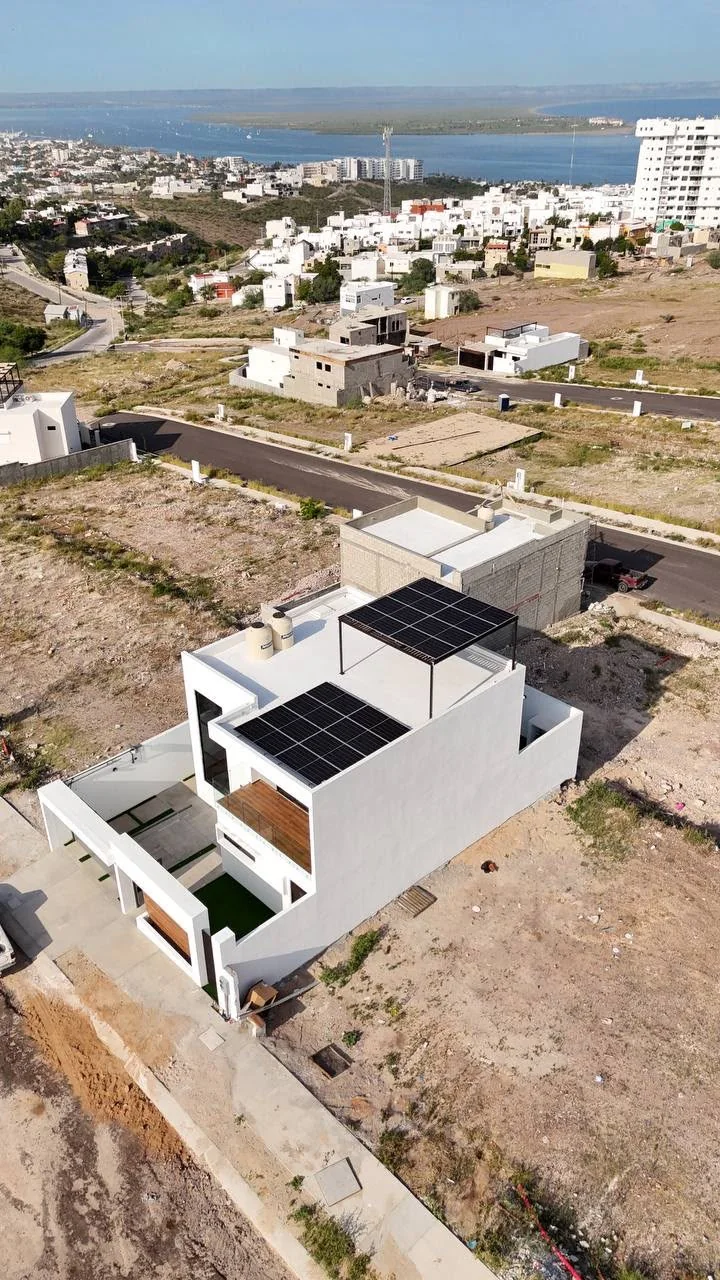 Vista aérea vertical de la instalación solar en Altus