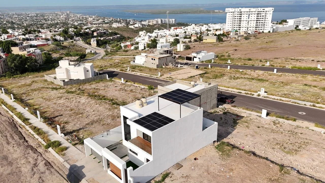 Vista aérea del sistema solar híbrido en Altus, La Paz BCS