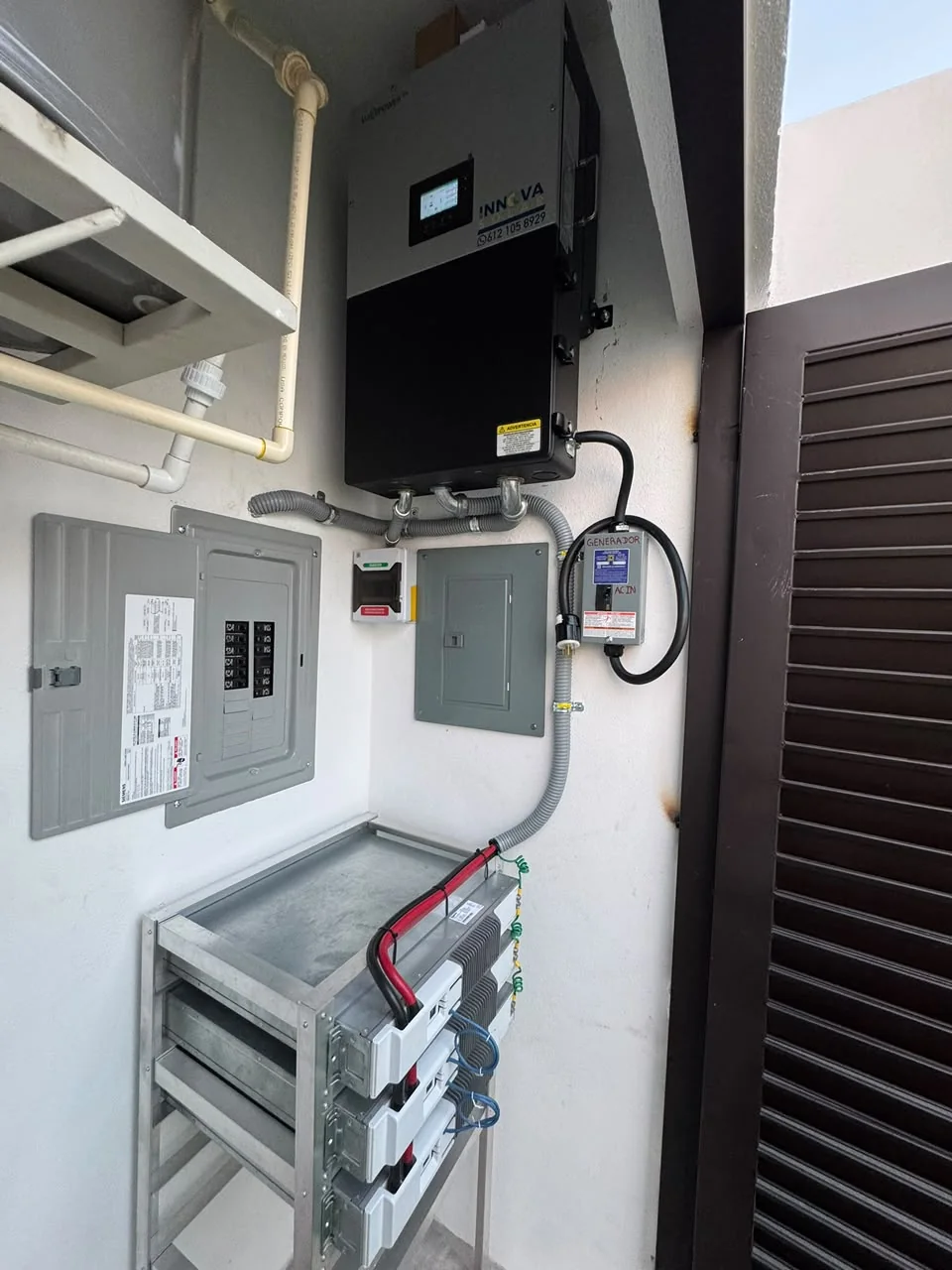 Inversor LuxPower y equipo eléctrico del sistema híbrido en Altus