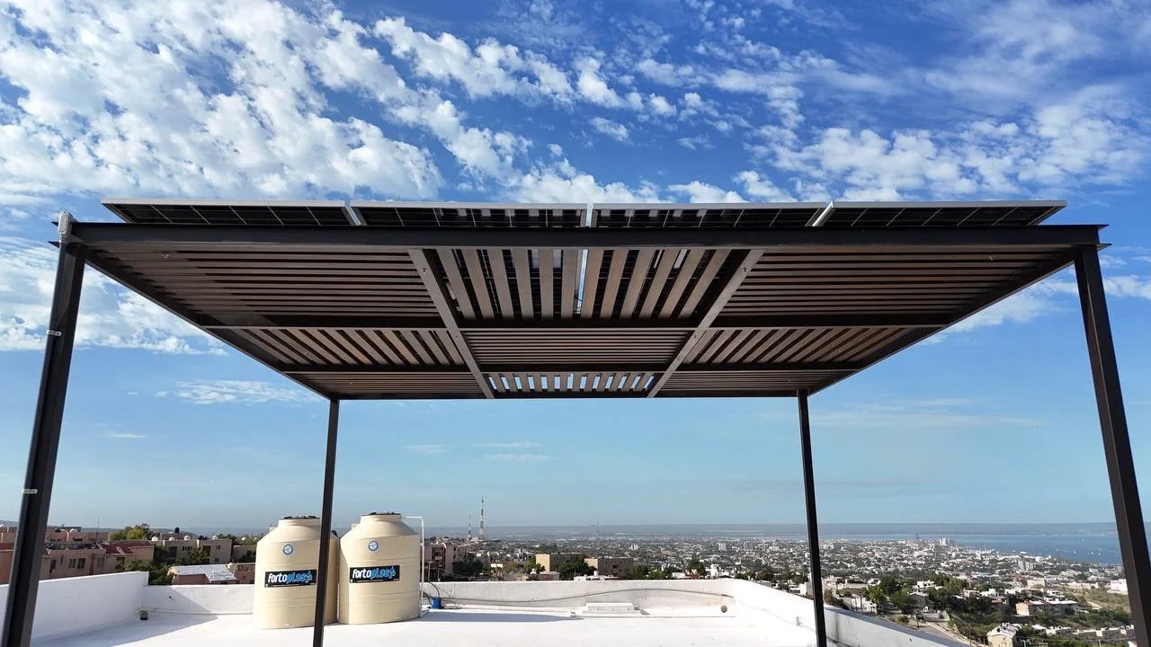 Estructura elevada con módulos solares del proyecto Altus
