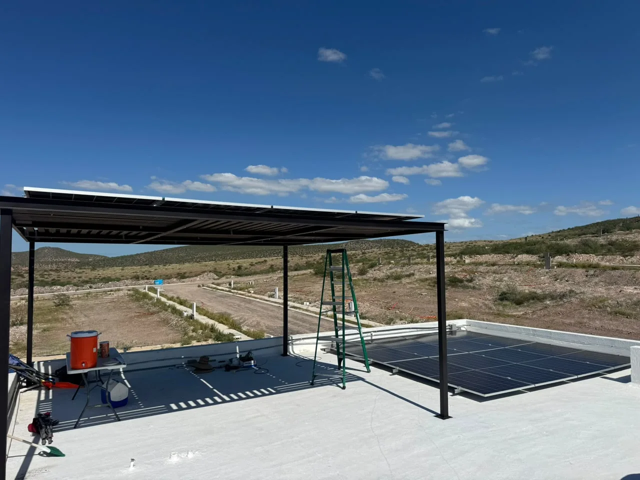 Módulos JA Solar instalados sobre estructura en Altus