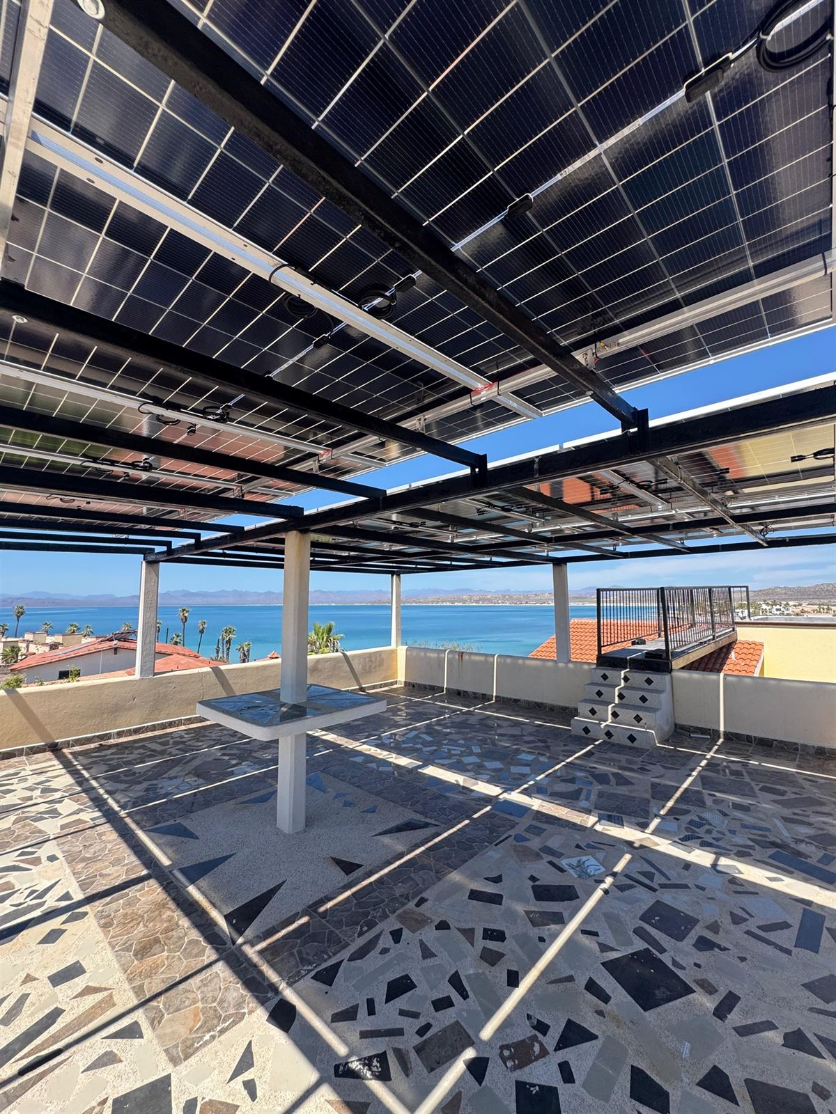 Arreglo bifacial elevado con vista al mar en Punta Chivato