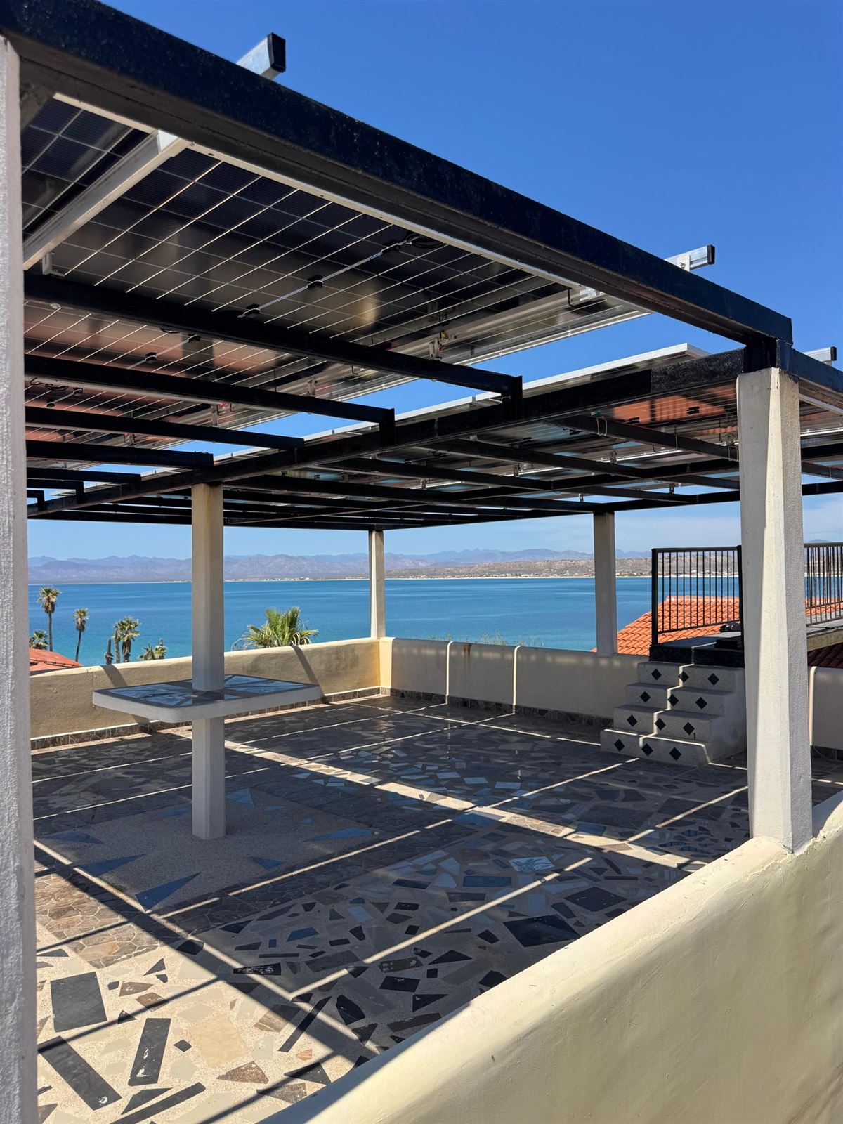 Estructura metálica y módulos solares de Casa Twins