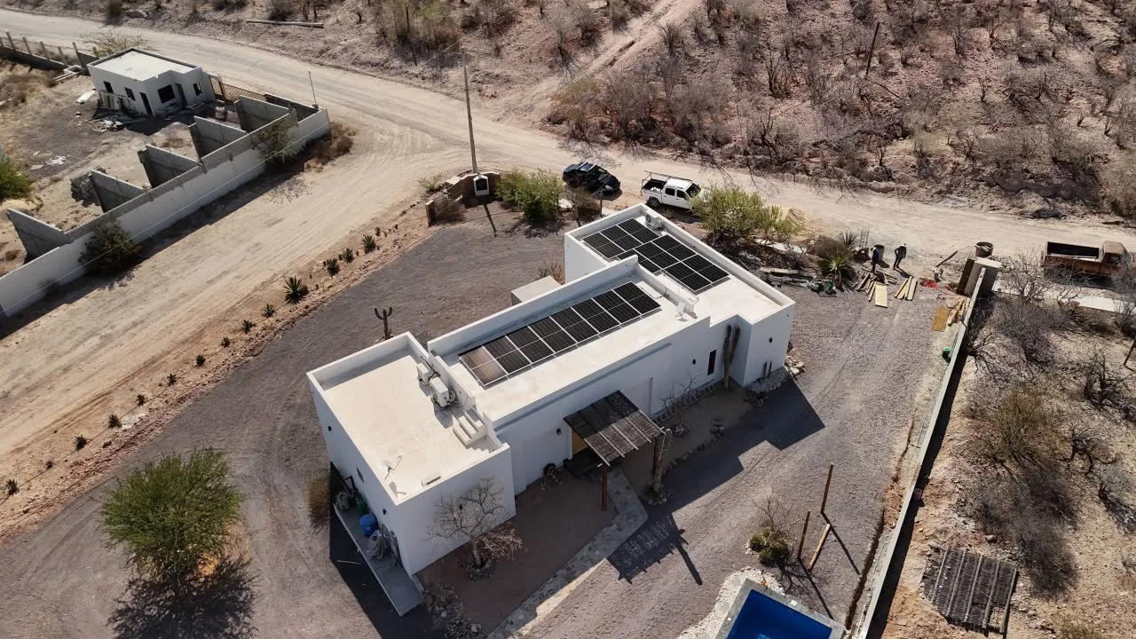 Vista aérea en ángulo del proyecto solar de El Centenario