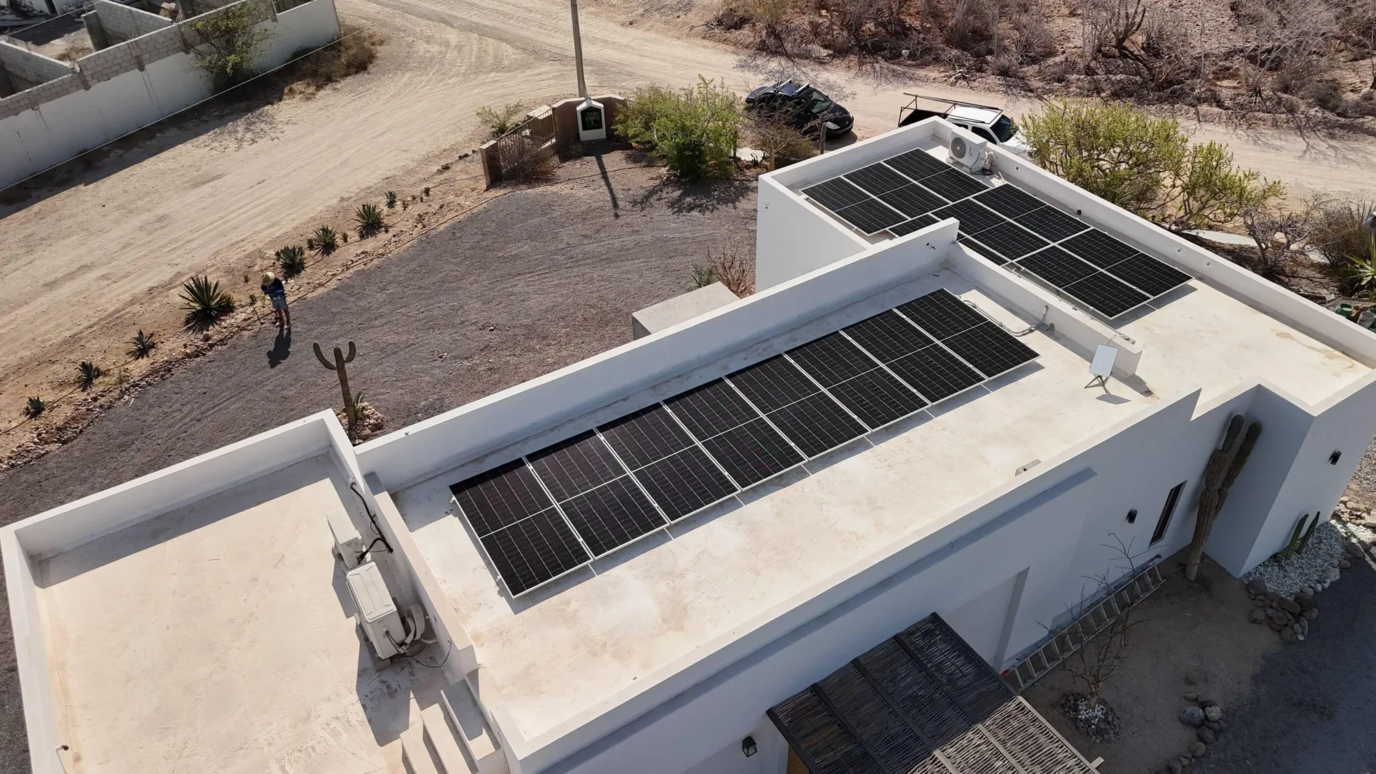 Vista aérea cercana de los paneles solares instalados en El Centenario