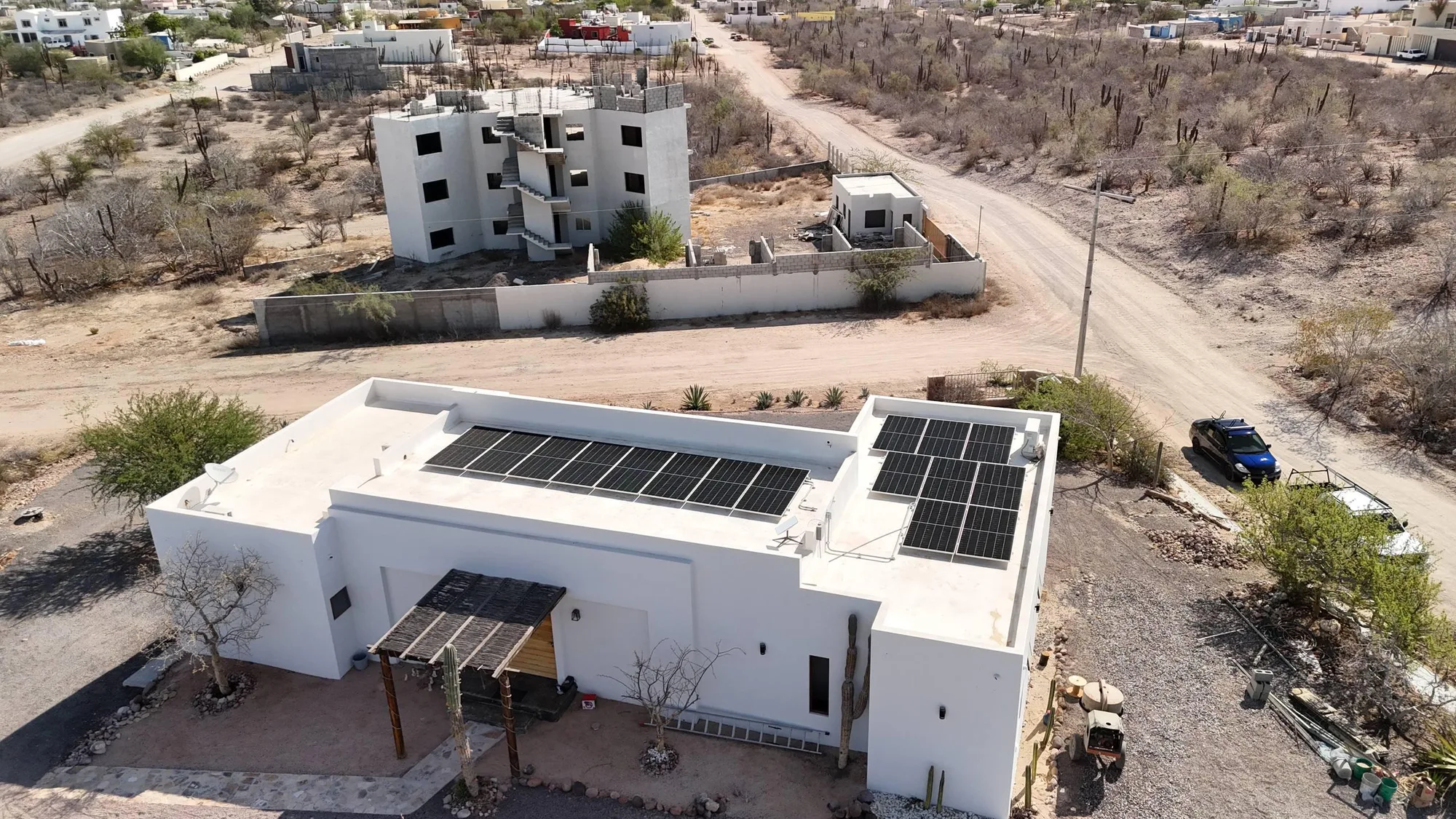 Vista aérea frontal del sistema solar híbrido en El Centenario, La Paz BCS