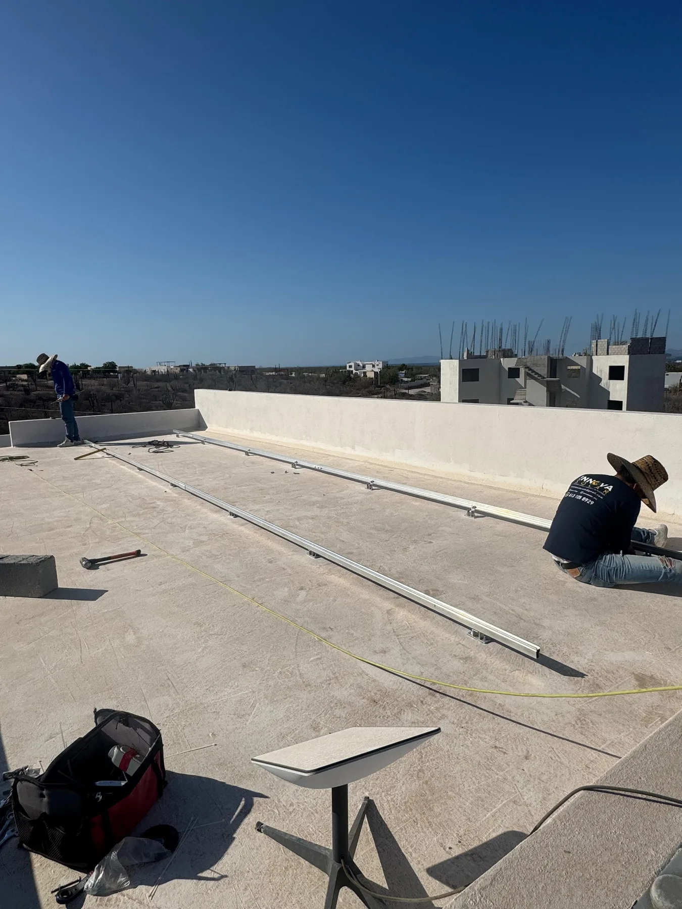 Proceso de instalación del sistema solar en cubierta