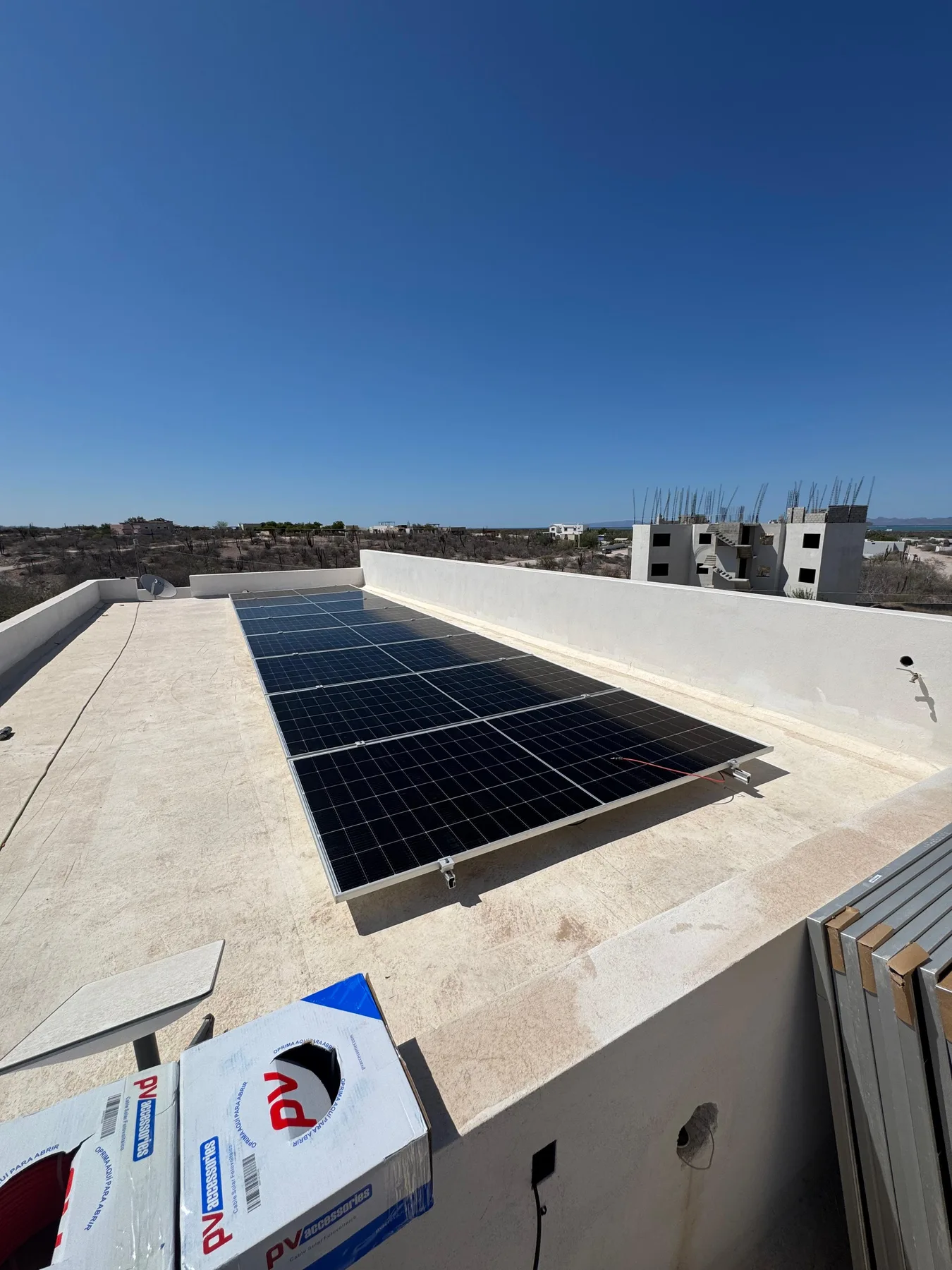 Arreglo de módulos JA Solar instalado en El Centenario
