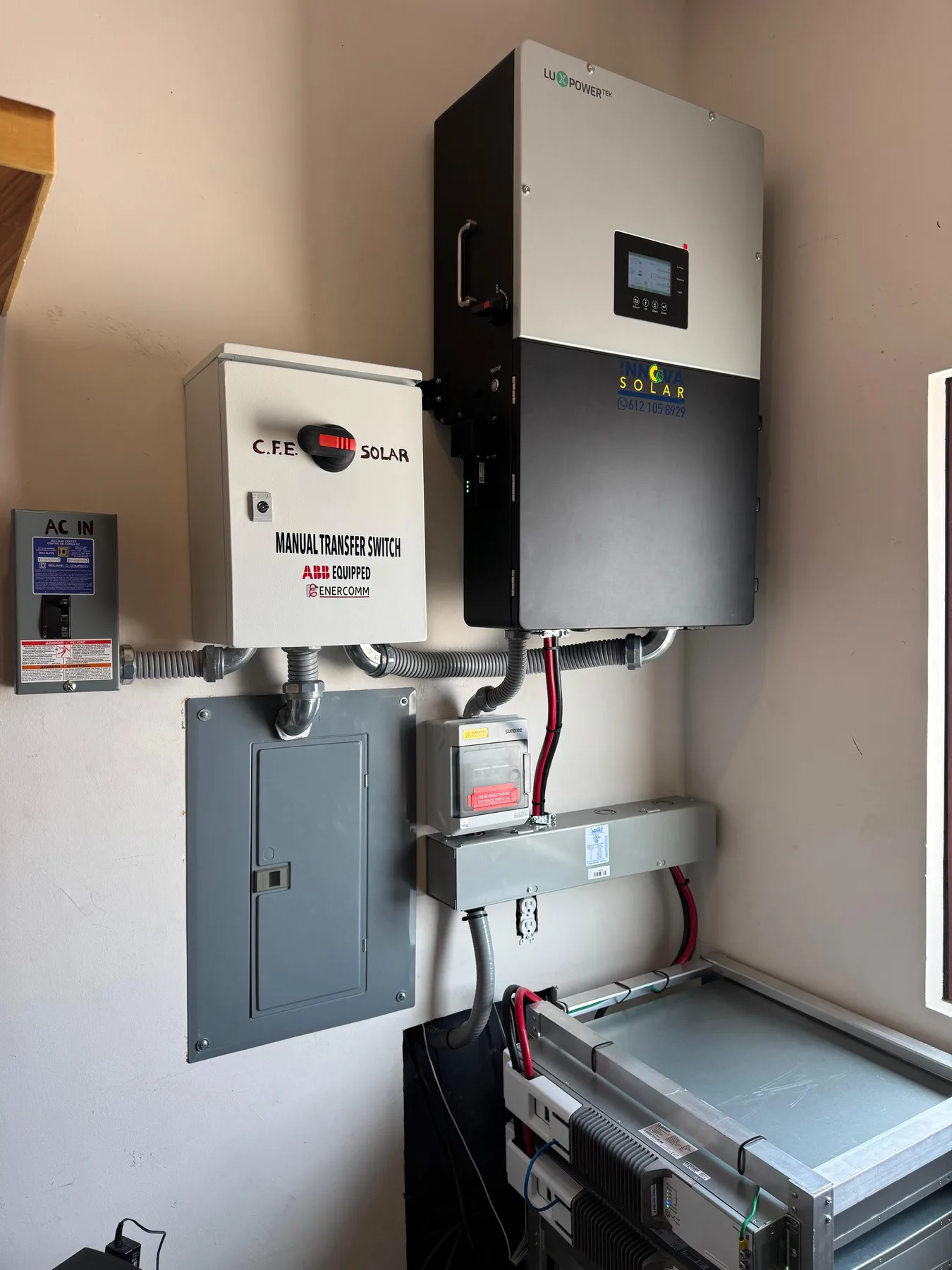 Inversor LuxPower y equipo eléctrico del sistema híbrido en El Centenario
