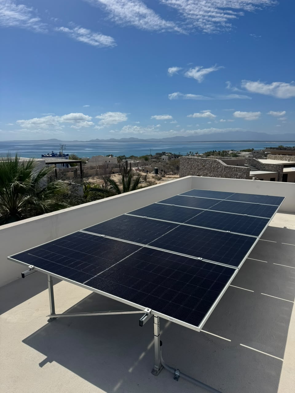Arreglo solar bifacial con vista a la costa en El Sargento