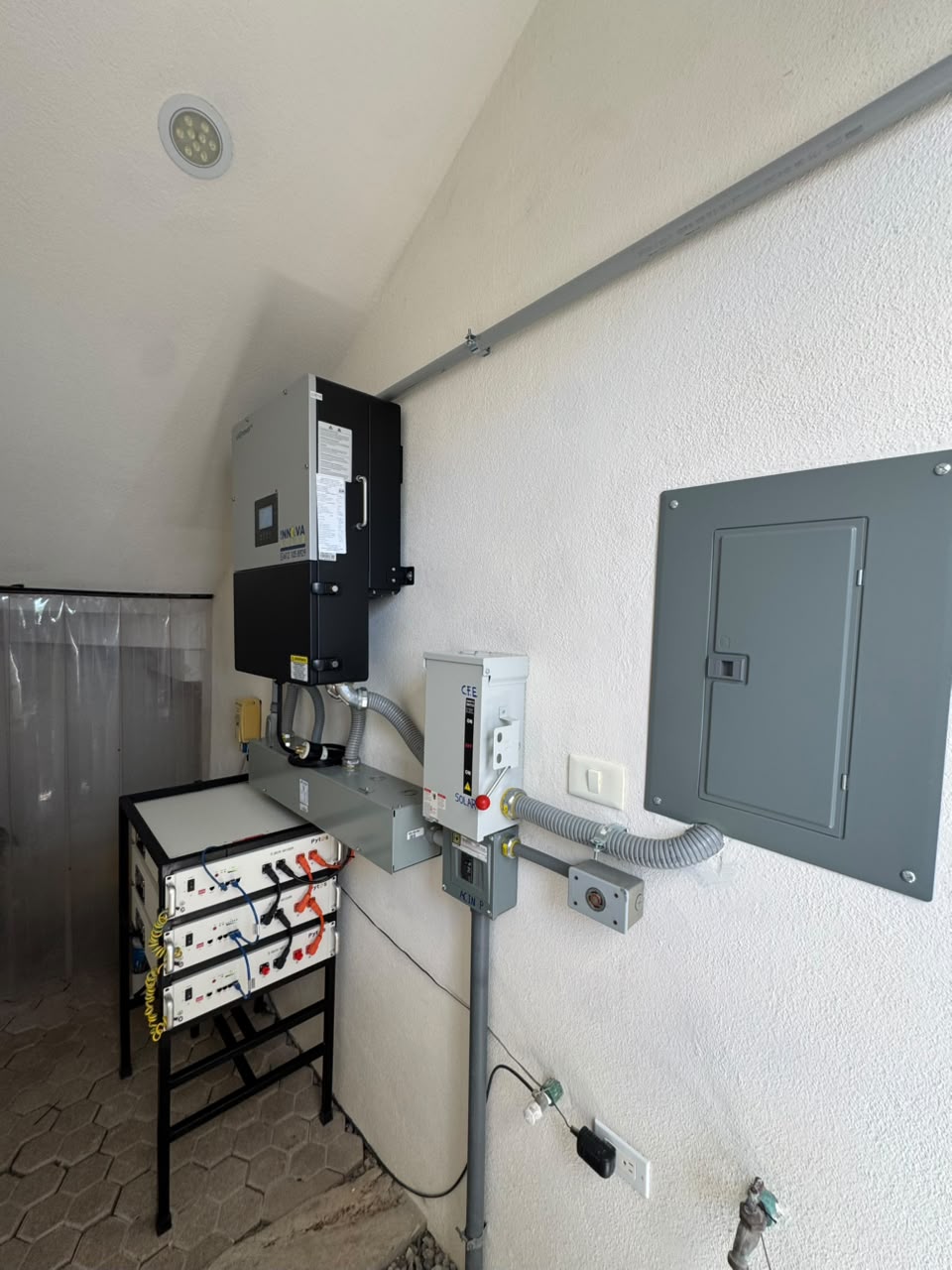 Equipos y protecciones del sistema solar híbrido