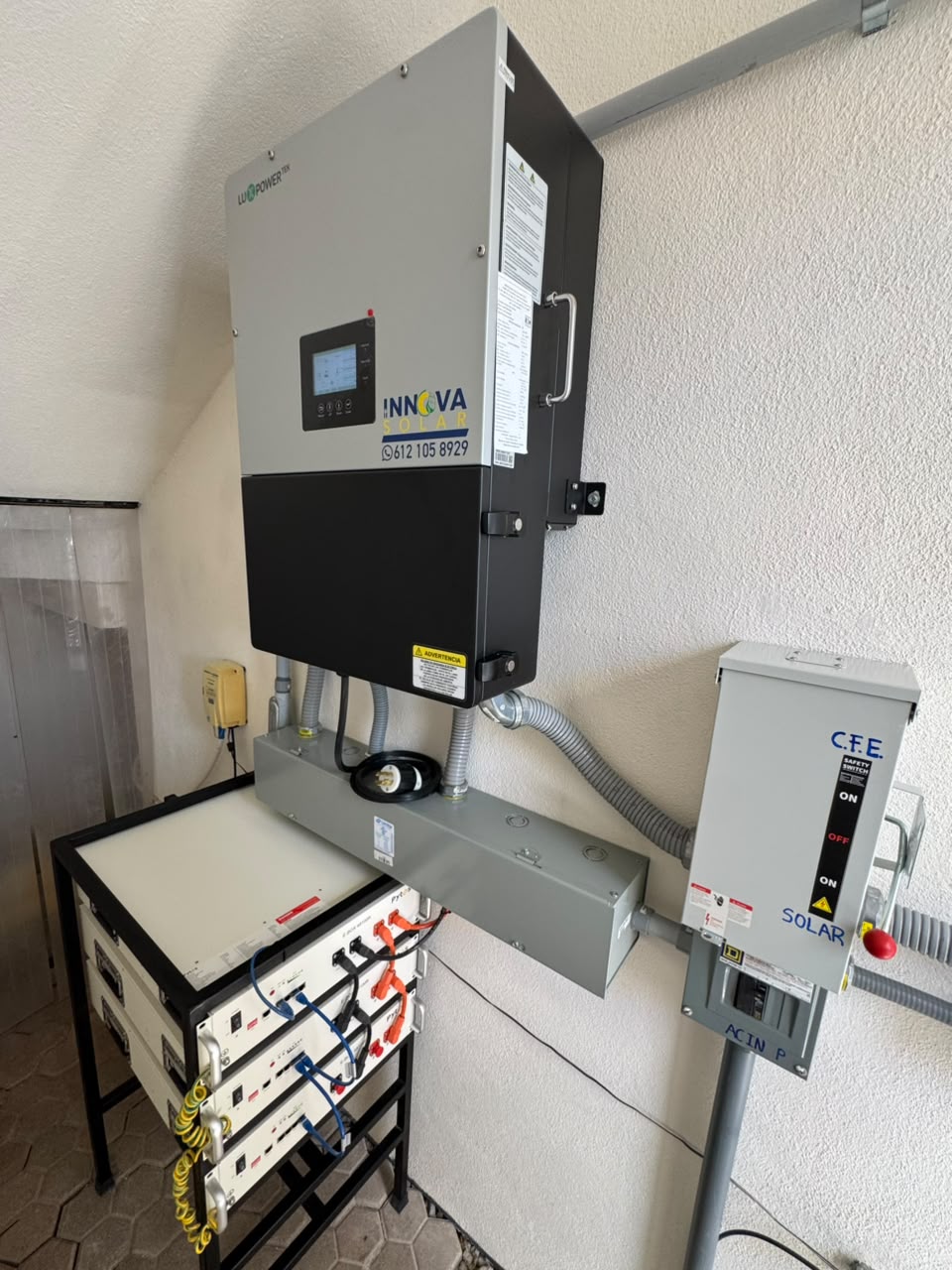 Detalle del inversor LuxPower y banco de baterías Pytes
