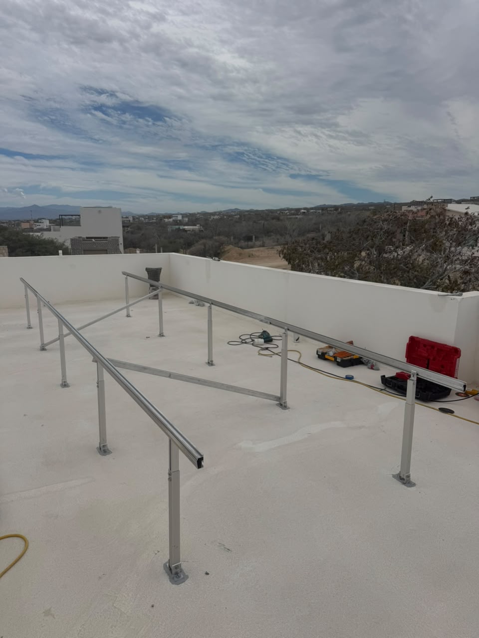 Estructura elevada durante la instalación en azotea