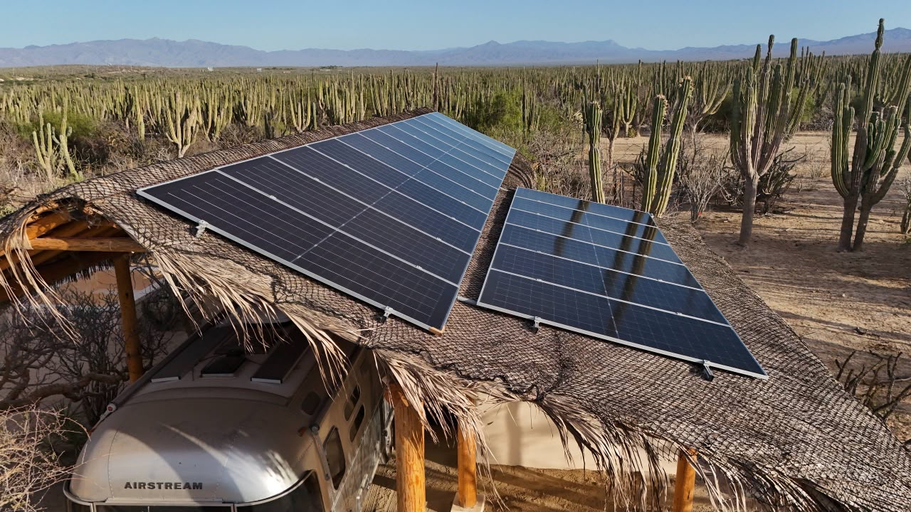 Vista cercana de los módulos solares instalados sobre la palapa