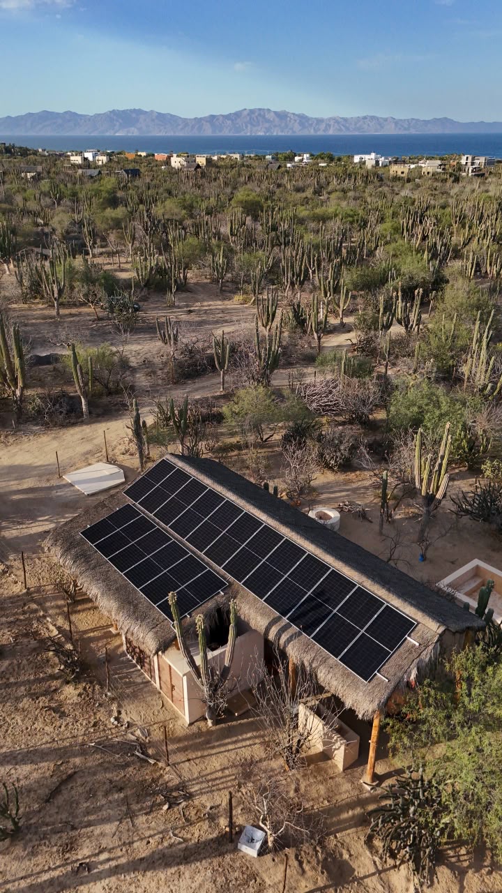 Palapa solar en el paisaje desértico de La Ventana frente al mar