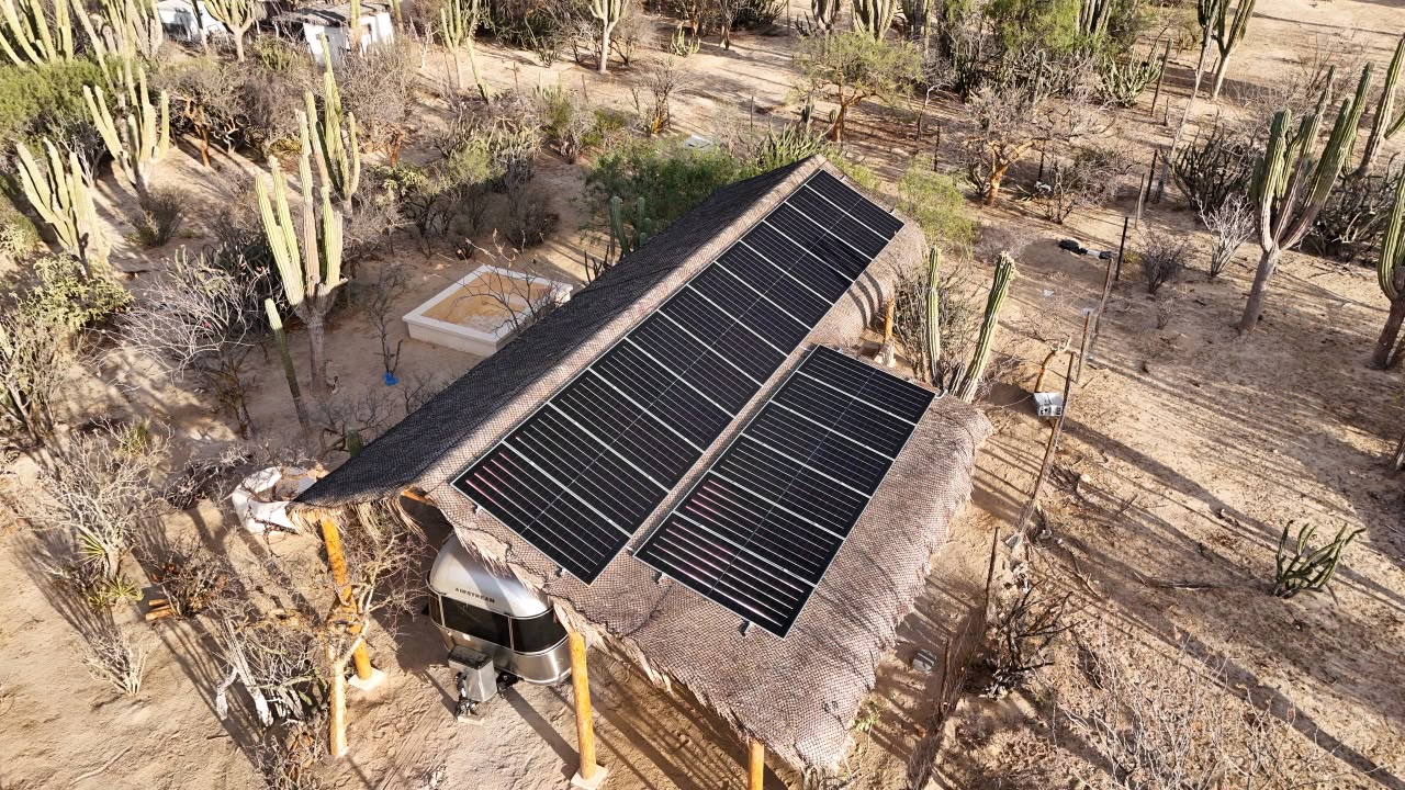 Arreglo solar sobre la palapa con remolque Airstream y paisaje desértico