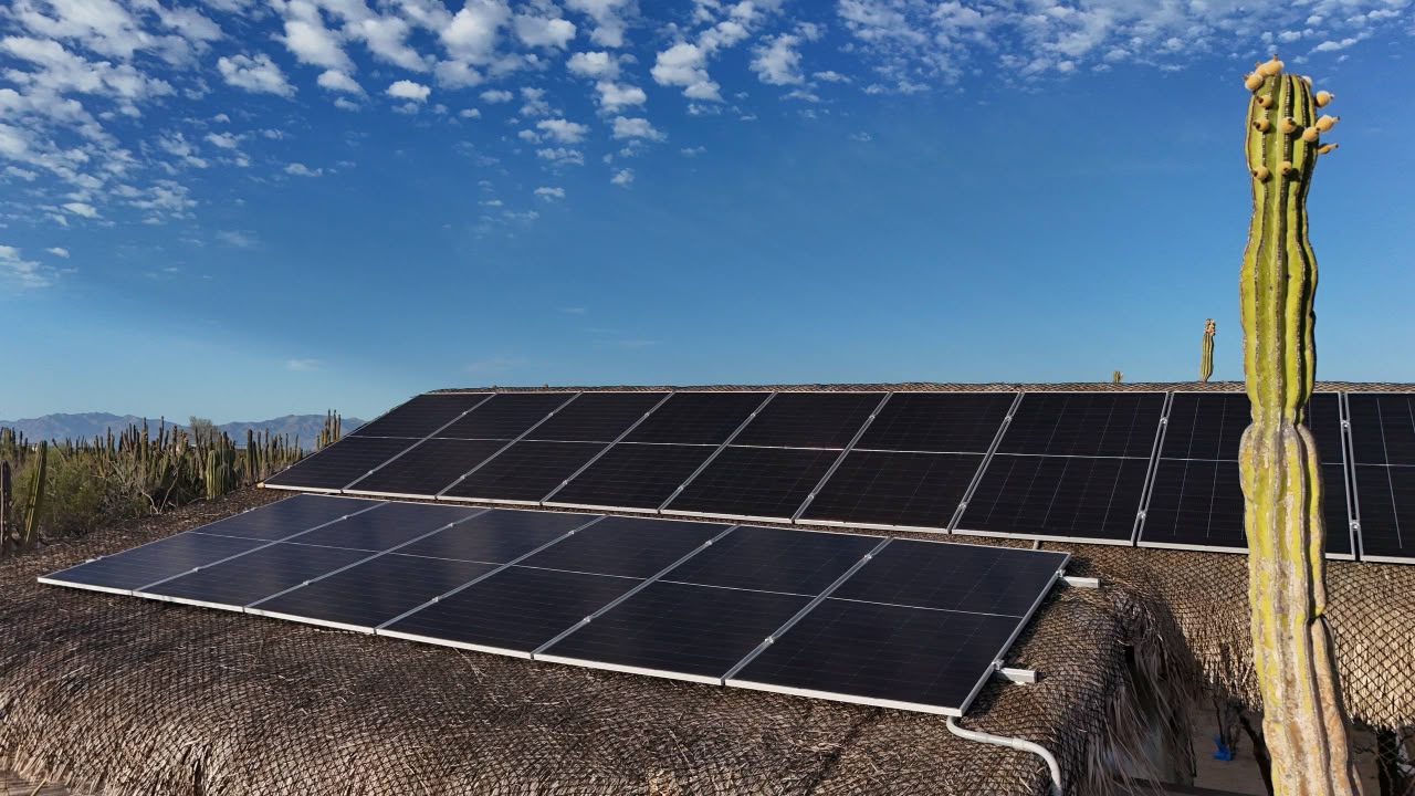Detalle de los módulos solares montados sobre el techo de palma