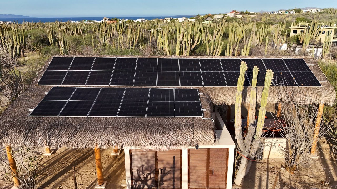 Arreglo de 18 módulos solares sobre Palapa La Terracita