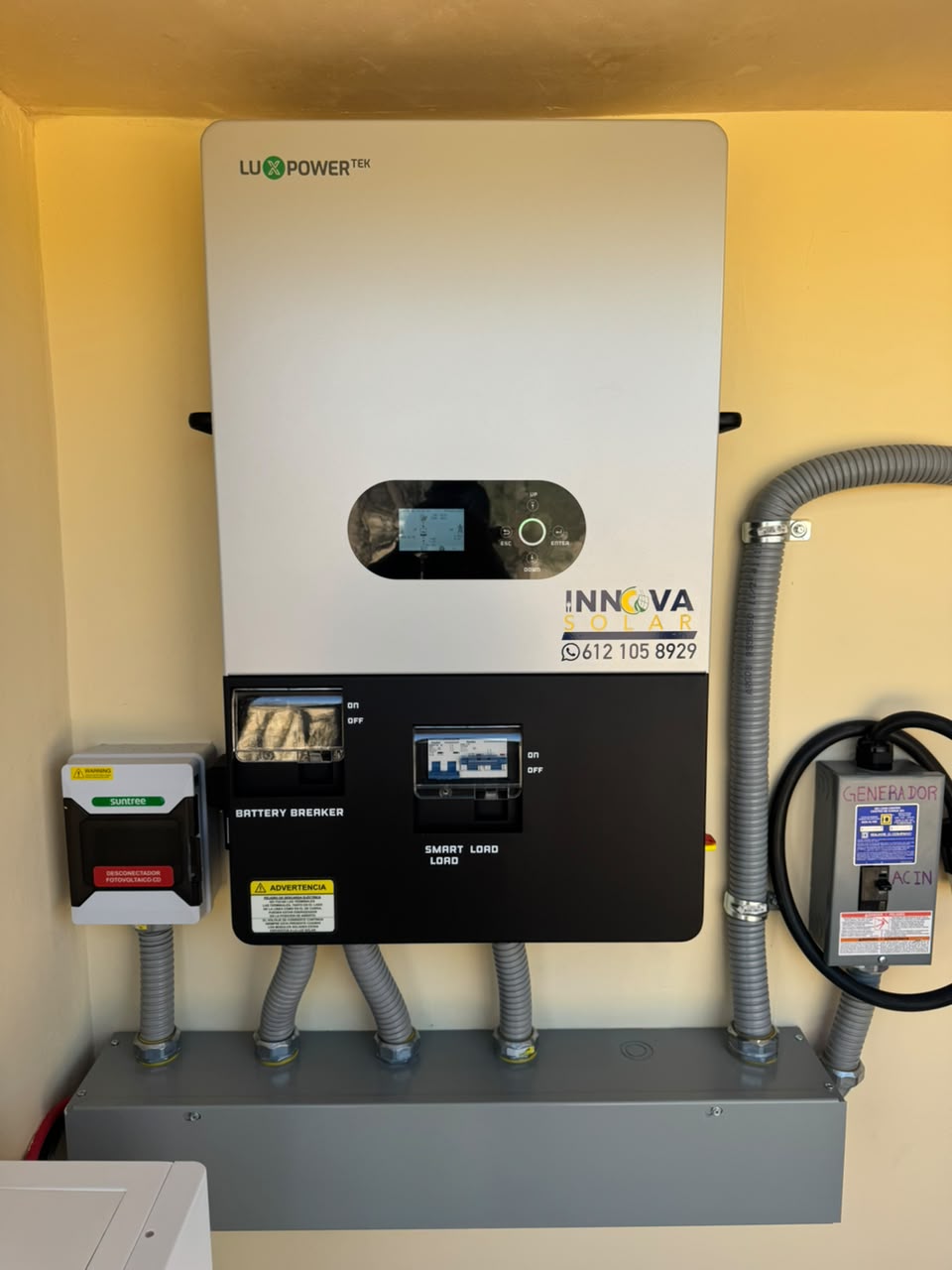 Detalle del inversor cargador LuxPower y sus conexiones eléctricas