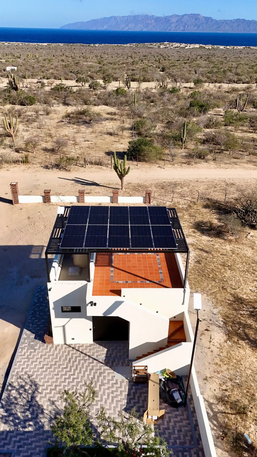 Módulos solares con vista al mar en Playa Punta Arena