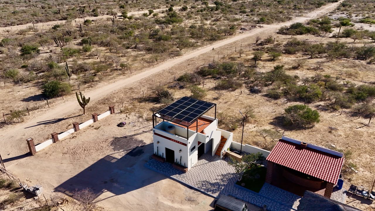 Vista aérea amplia de la propiedad y el arreglo solar