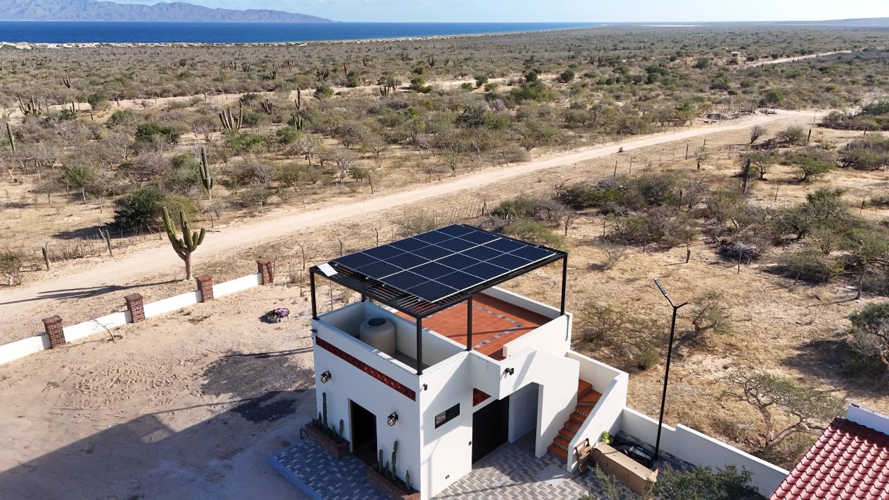 Vista aérea del sistema solar fuera de red en Playa Punta Arena