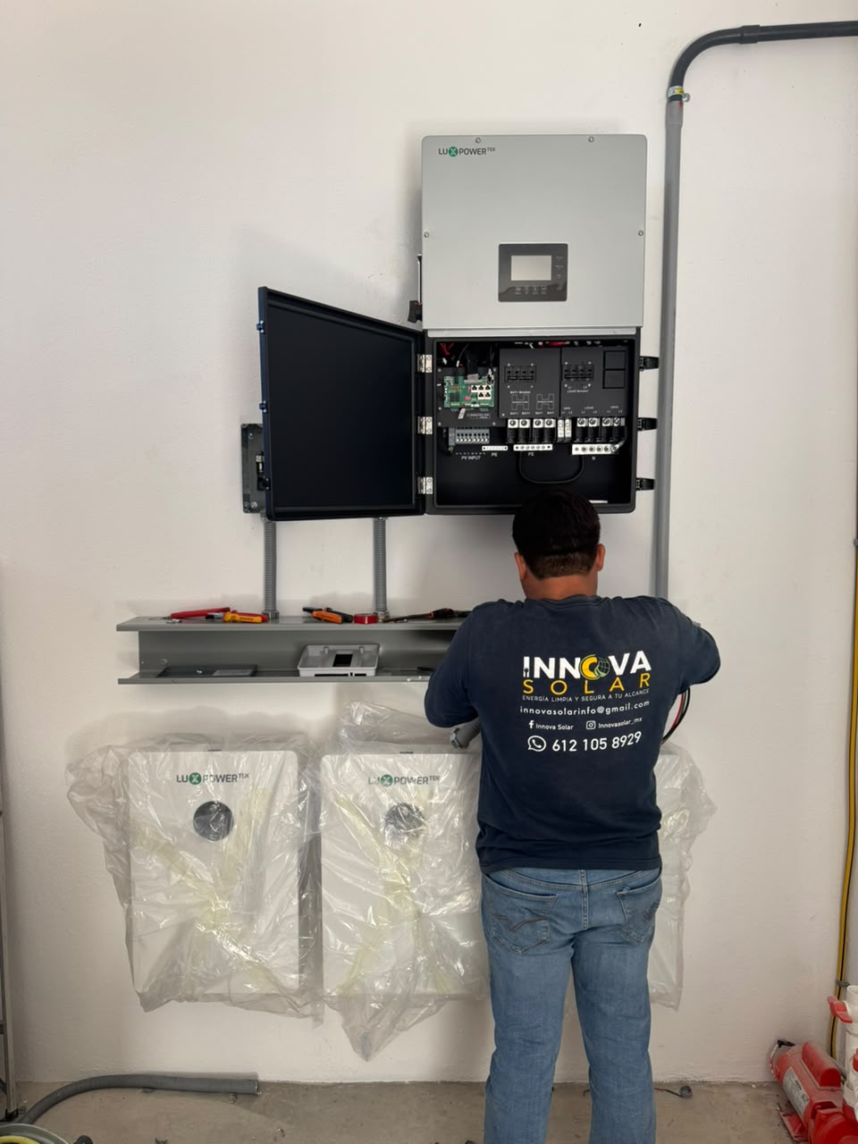 Técnico de Innova Solar instalando el sistema eléctrico