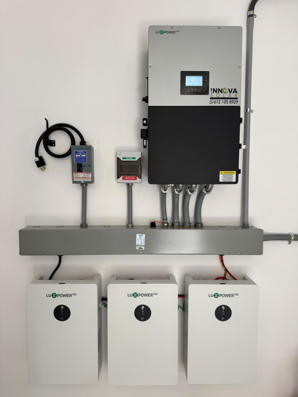 Inversor y tres baterías LuxPowerTek instaladas