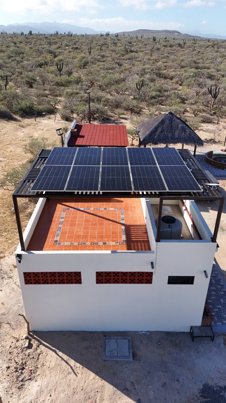 Arreglo de diez módulos solares sobre estructura elevada